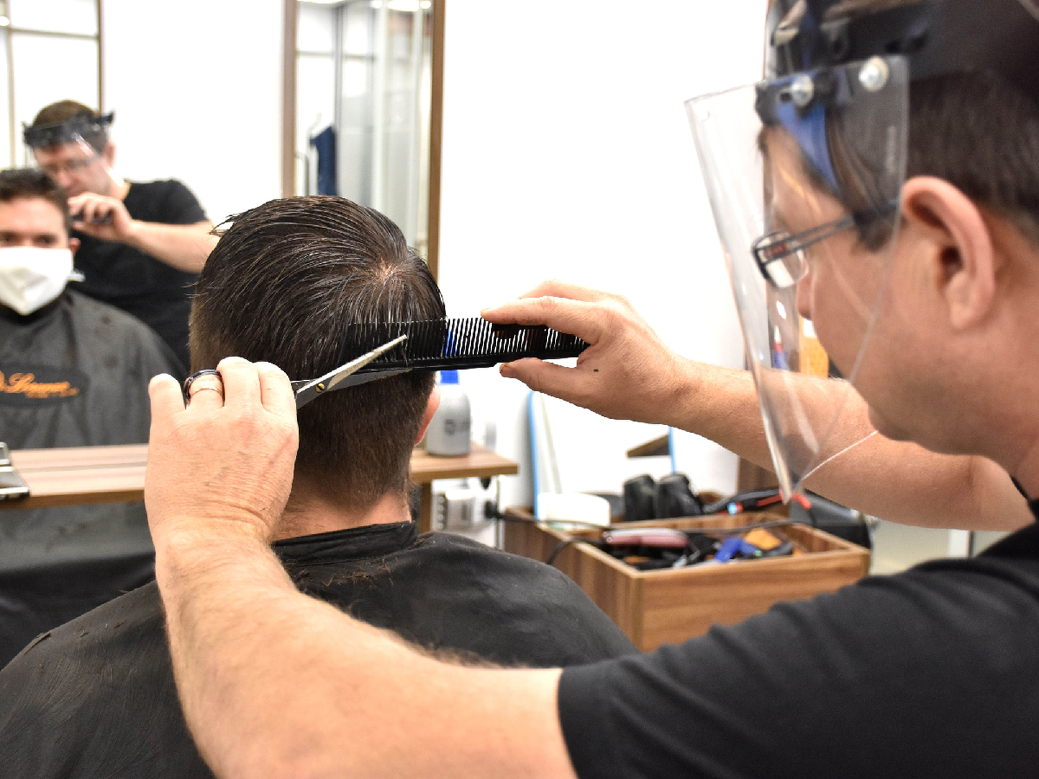 Peluqueros pidieron que se los habilite a trabajar, aunque sea algunos días