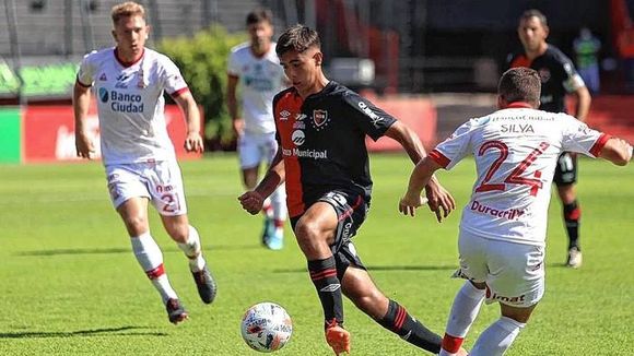 Newell�"s no lo pudo sostener y empató ante Huracán, en Rosario