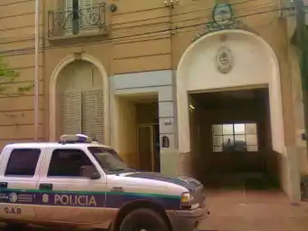 Escaparon de la comisaría y balearon a dos policías en Rojas