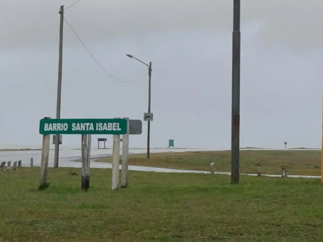 "El barrio Santa Isabel, en función de su crecimiento poblacional, requiere una infraestructura vial acorde al mismo, que garantice un tránsito vehicular y peatonal seguro", exigieron.