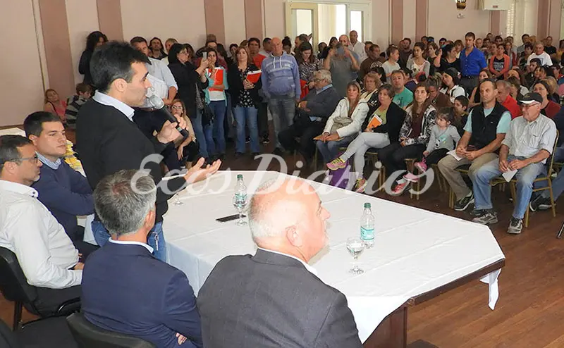 López entregó a 120 familias la escritura de sus casas