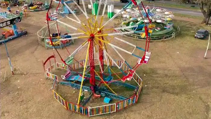 Un hombre y su hijo cayeron al vacío de "La vuelta al Mundo" y están graves