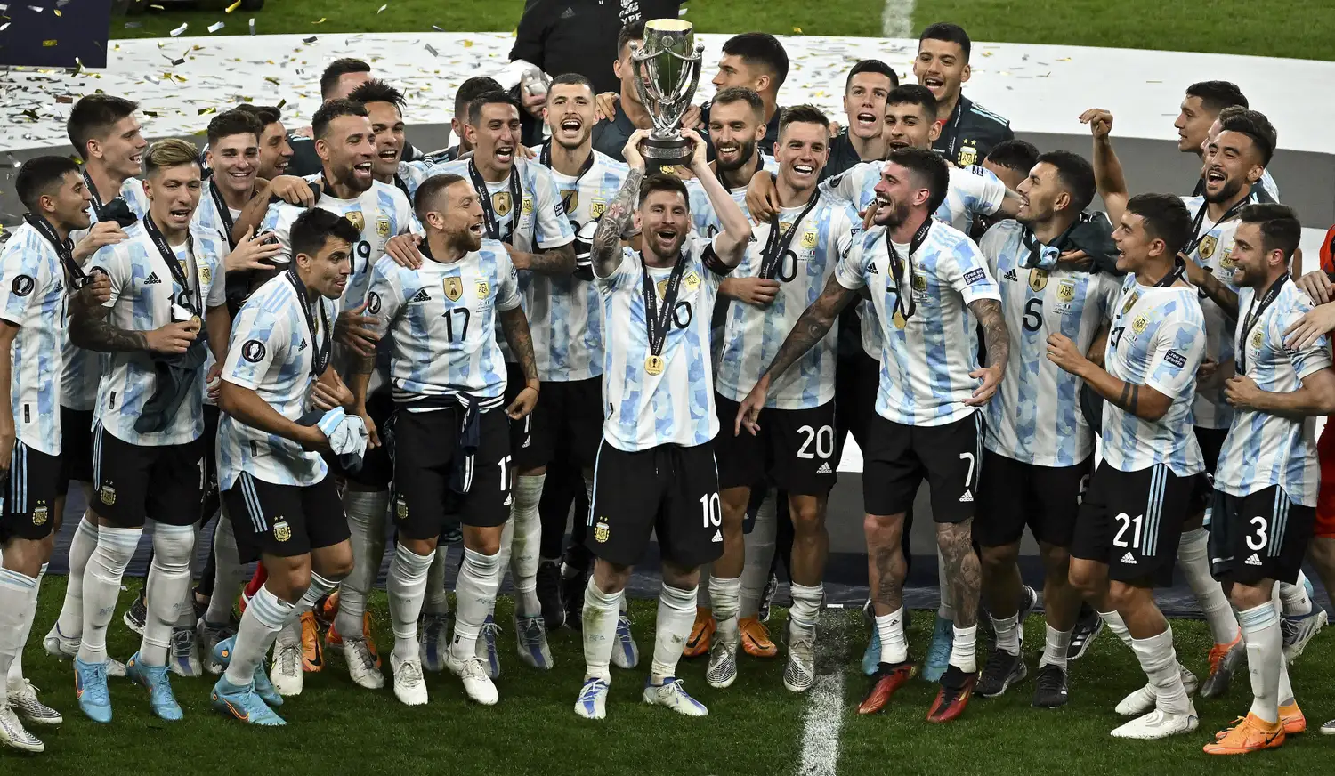 El festejo final, con Messi sosteniendo el trofeo.