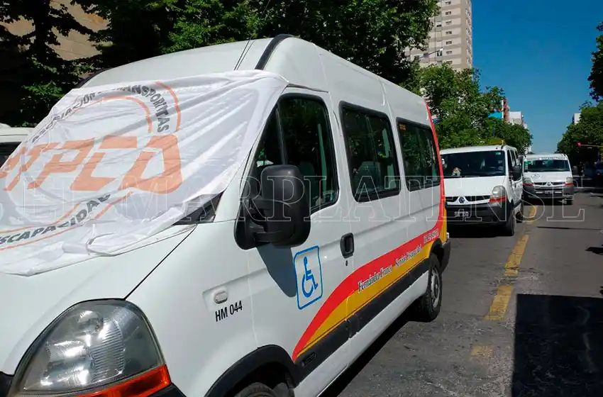 Transportistas de personas con discapacidad bloquearon Luro en reclamo por un aumento