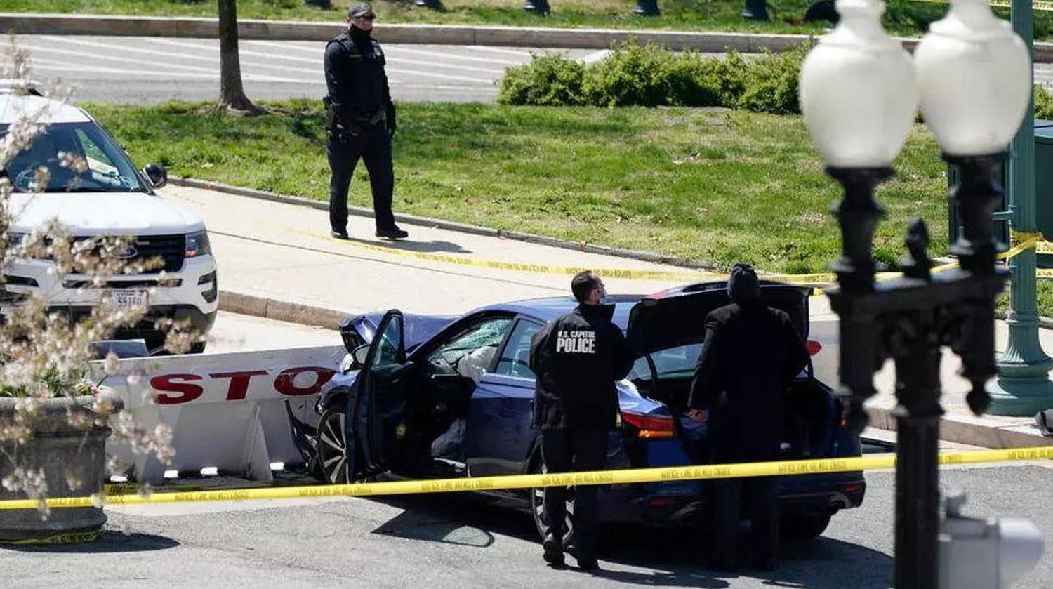 EEUU: un hombre embistió con su auto a dos policías frente al Capitolio, mató a uno y luego fue abatido