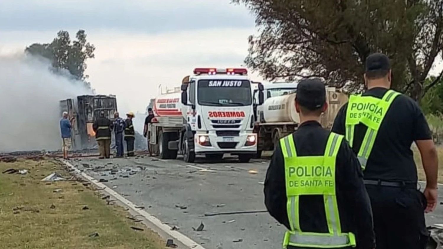 Accidente fatal en ruta 11: chocaron un auto y un camión que terminó en llamas