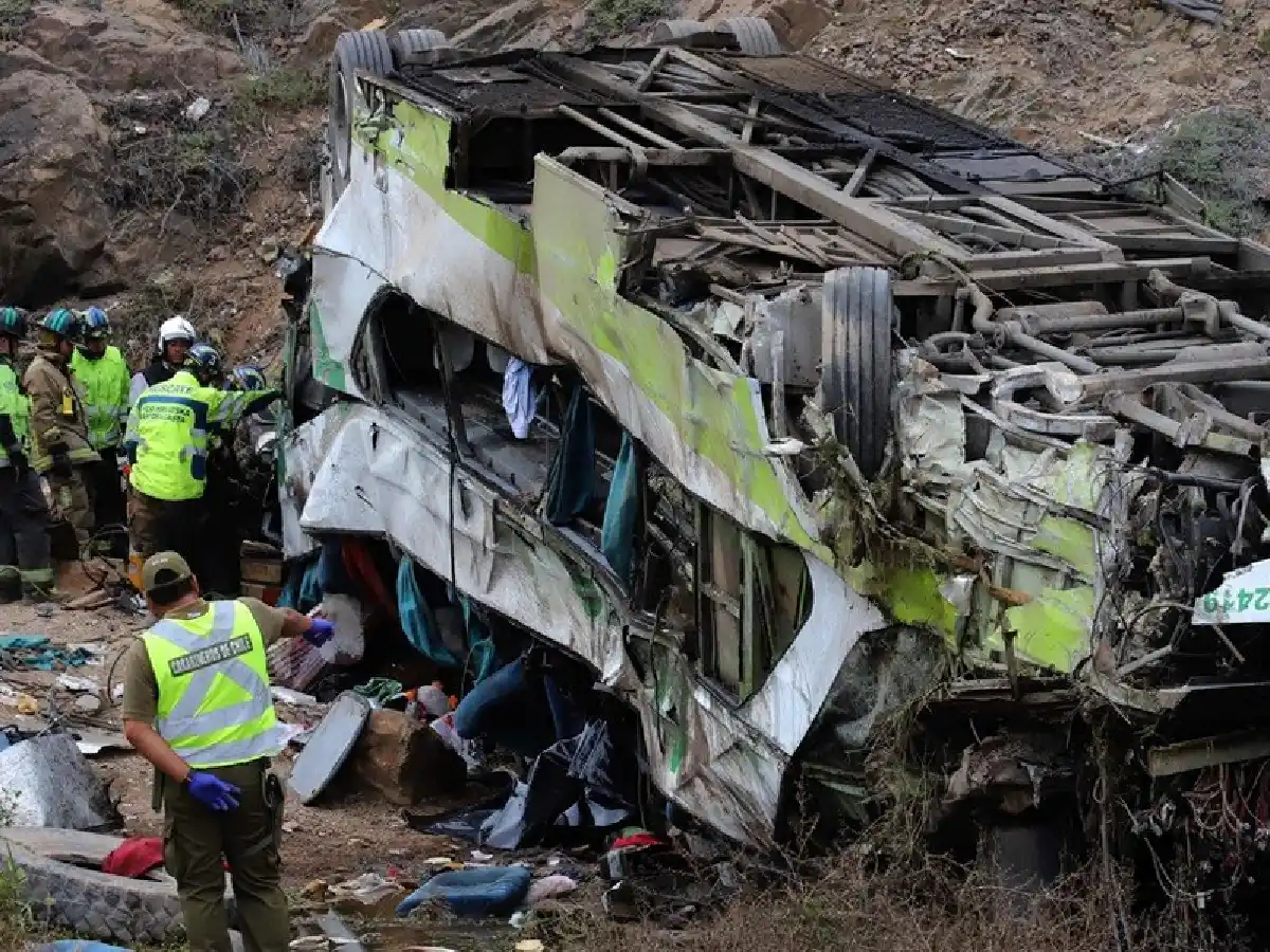Tragedia en Chile: desbarrancó un micro y murieron 21 personas