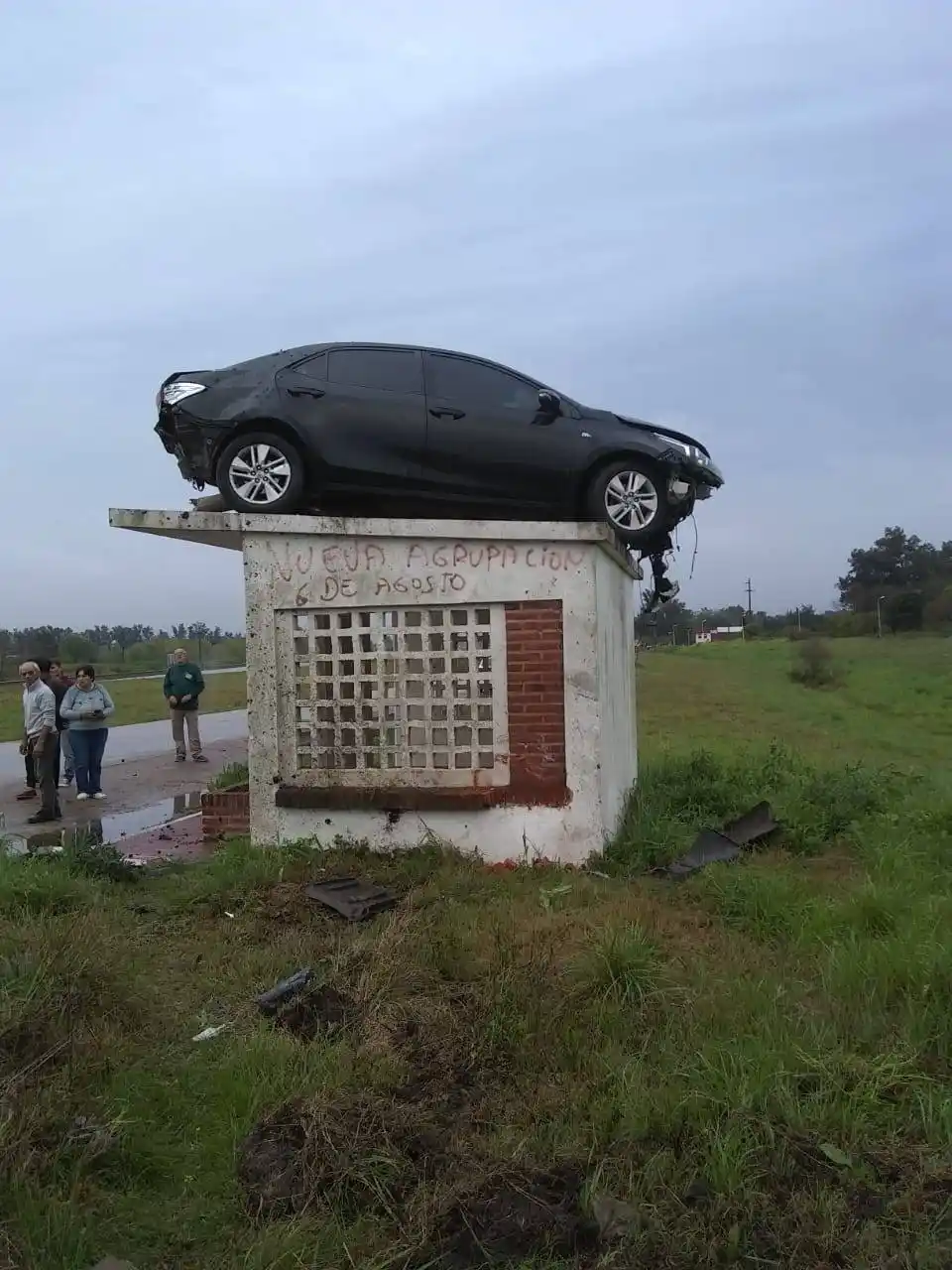 Despistó con su auto y terminó arriba de una garita