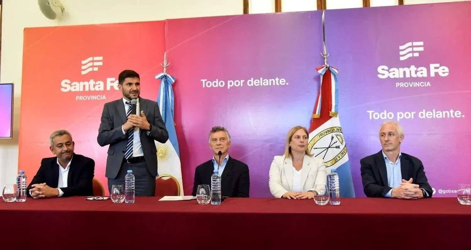 A principios de marzo, en Rosario, Pullaro recibió en Casa de Gobierno a Mauricio Macri, nuevo presidente del PRO y lo acompañaron Scaglia y Cunha. El quinto en la escena es Pablo Javkin. Todos Unidos mira el desarrollo de la interna amarilla y cómo puede impactar en el gobierno. Crédito: Gobierno de Santa Fe.