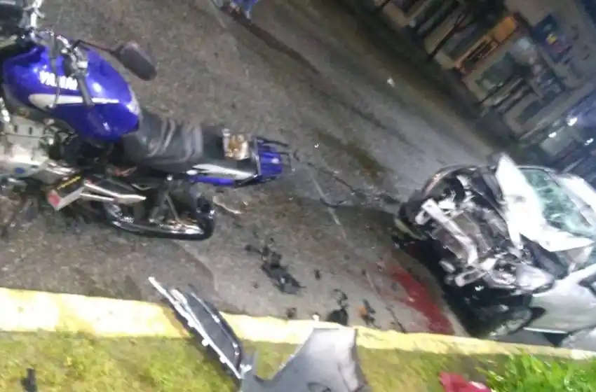 Dos motociclistas fallecieron tras un impactante choque con un auto