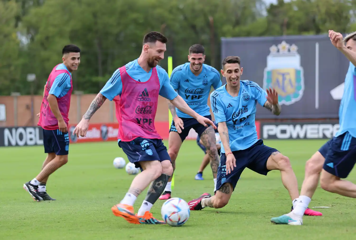 Messi y la pelota, en la relajada práctica de ayer.