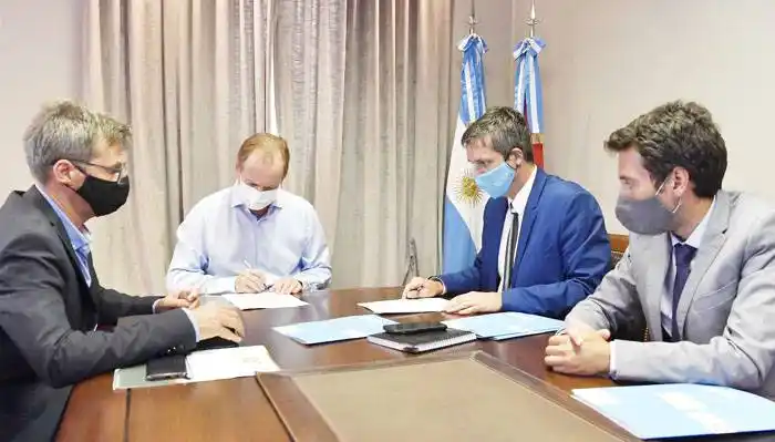 Firmaron convenios por más obras de agua potable y cloacas en toda la provincia 