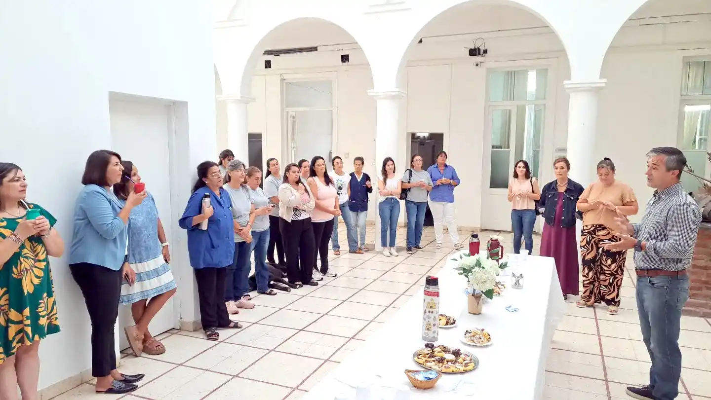 Cara a cara. El titular del Ejecutivo y las empleadas, compartiendo un ágape en la comuna