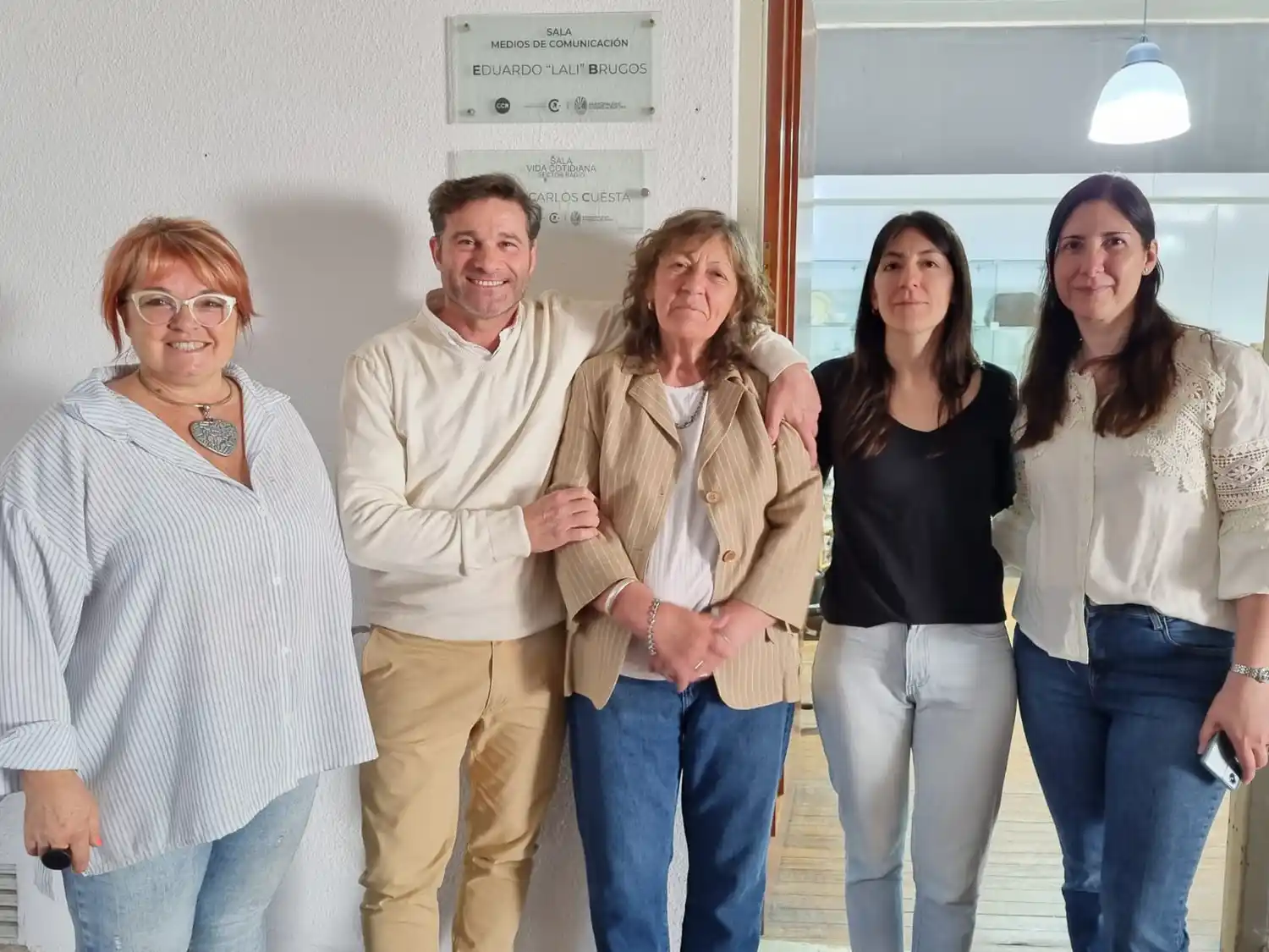 El intendente Lattanzi junto a funcionarios y la esposa de Juan Carlos Cuesta, Silvia Cikes.