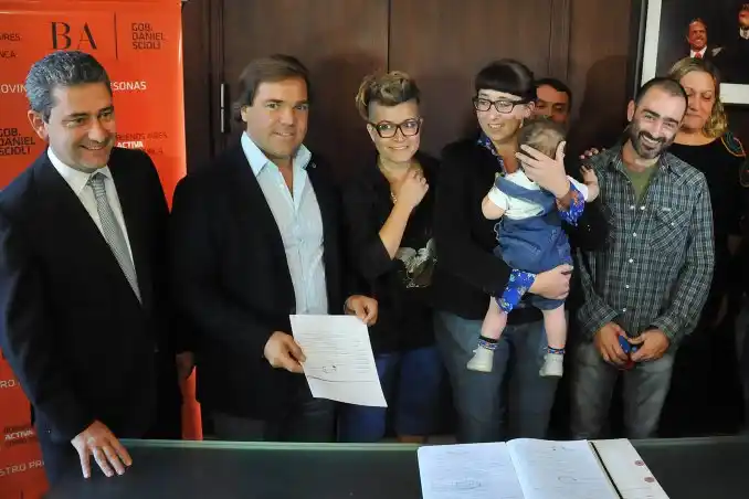 Un bebé tendrá tres apellidos: el de sus dos madres y el de su padre