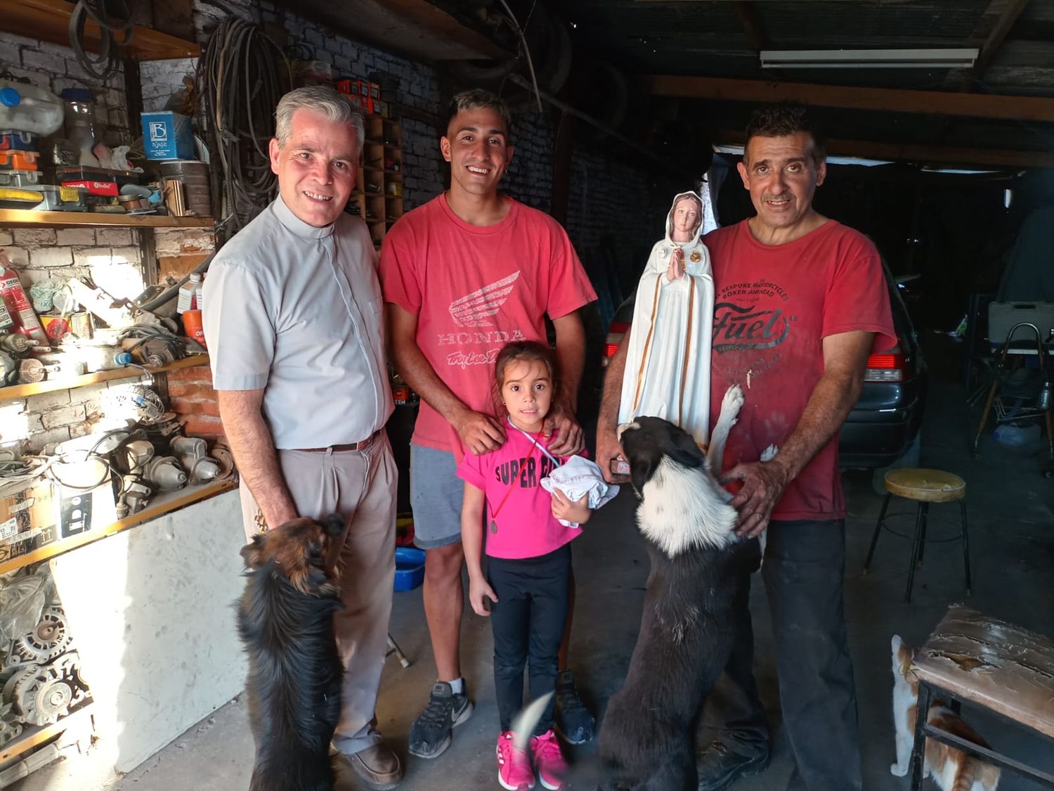 Apareció la estatua de la Virgen María Rosa Mística en un baldío