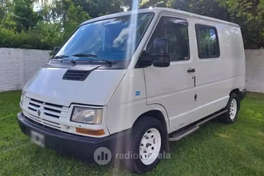 Se metió a un patio ajeno y terminó escondido debajo de una trafic para que no lo vea la policía