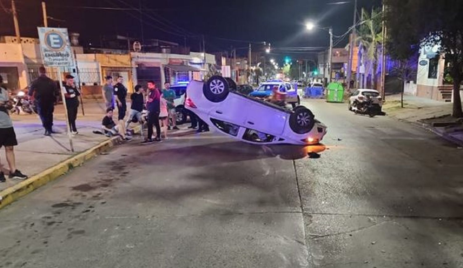 Un joven conducía con 1,89 de alcohol en sangre: chocó y terminó volcando su auto