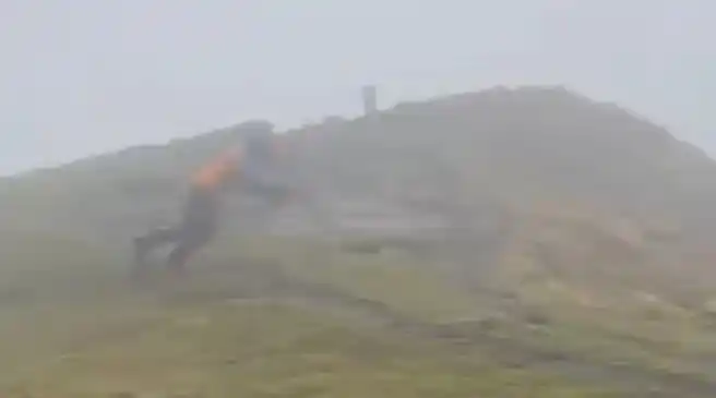 Un hombre desafió la naturaleza.