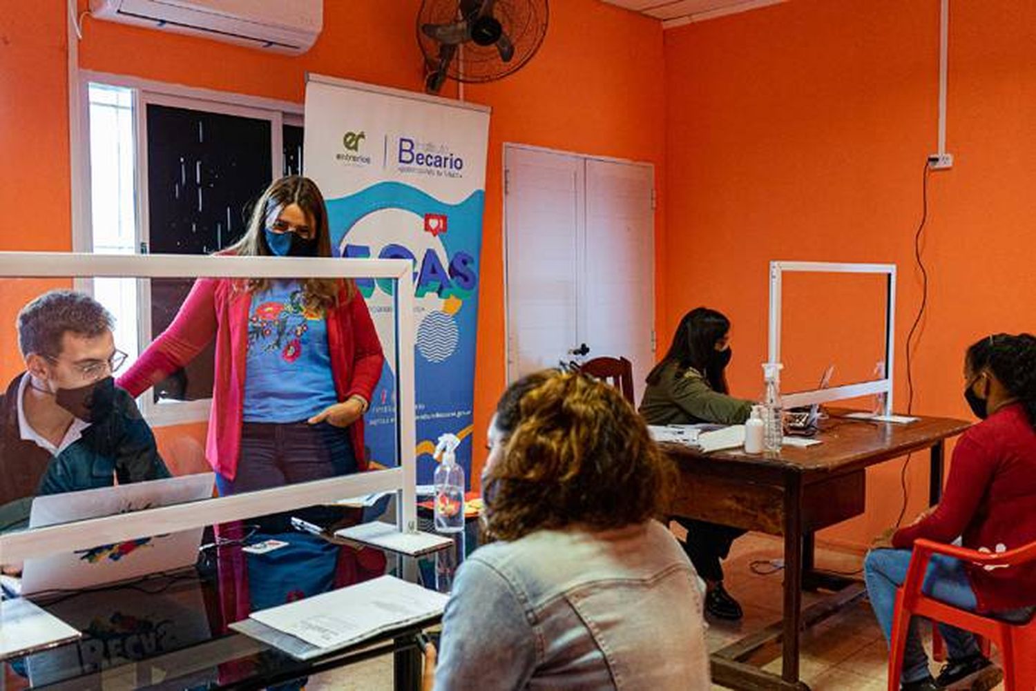 El Becario atendió a estudiantes en el departamento Federal