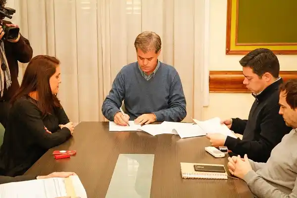 Firmaron el contrato para la extracción de barros de la Planta de efluentes cloacales