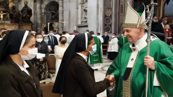 PARA SU BENDICIÓN: el papa Francisco recibe en el Vaticano a monja colombiana liberada en Malí