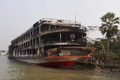 NOCHE DE TERROR EN BANGLADESH deja al menos 40 muertos por incendio de un ferry