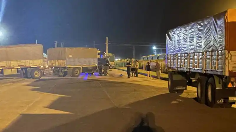 Un adolescente de 15 años chocó violentamente en su moto contra un camión y está grave