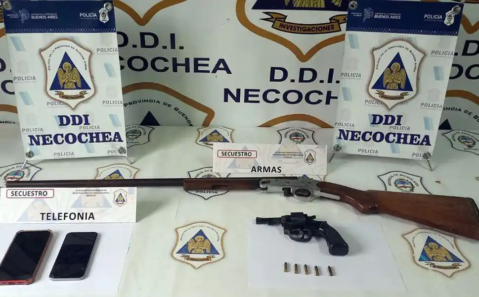 Una escopeta, un revólver y proyectiles incautados