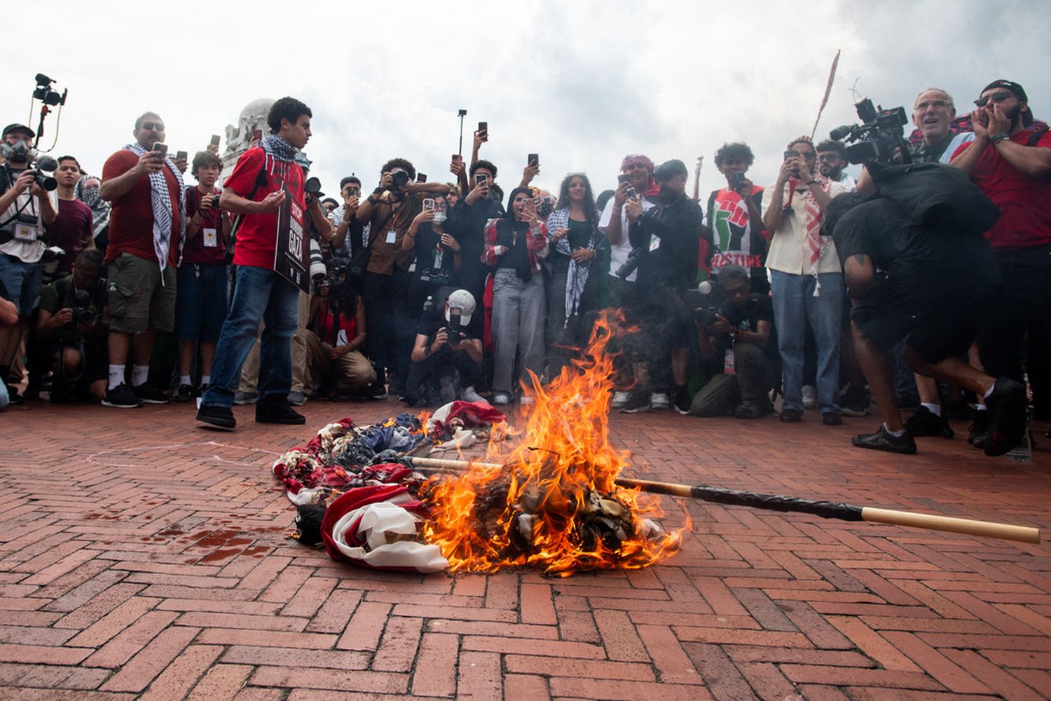 Netanyahu protesters burning US flags