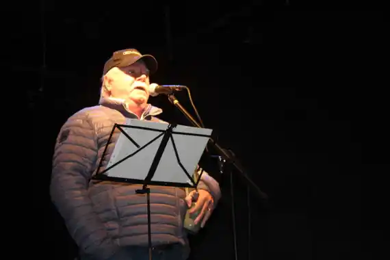 Gato Peters: la persona detrás del humorista