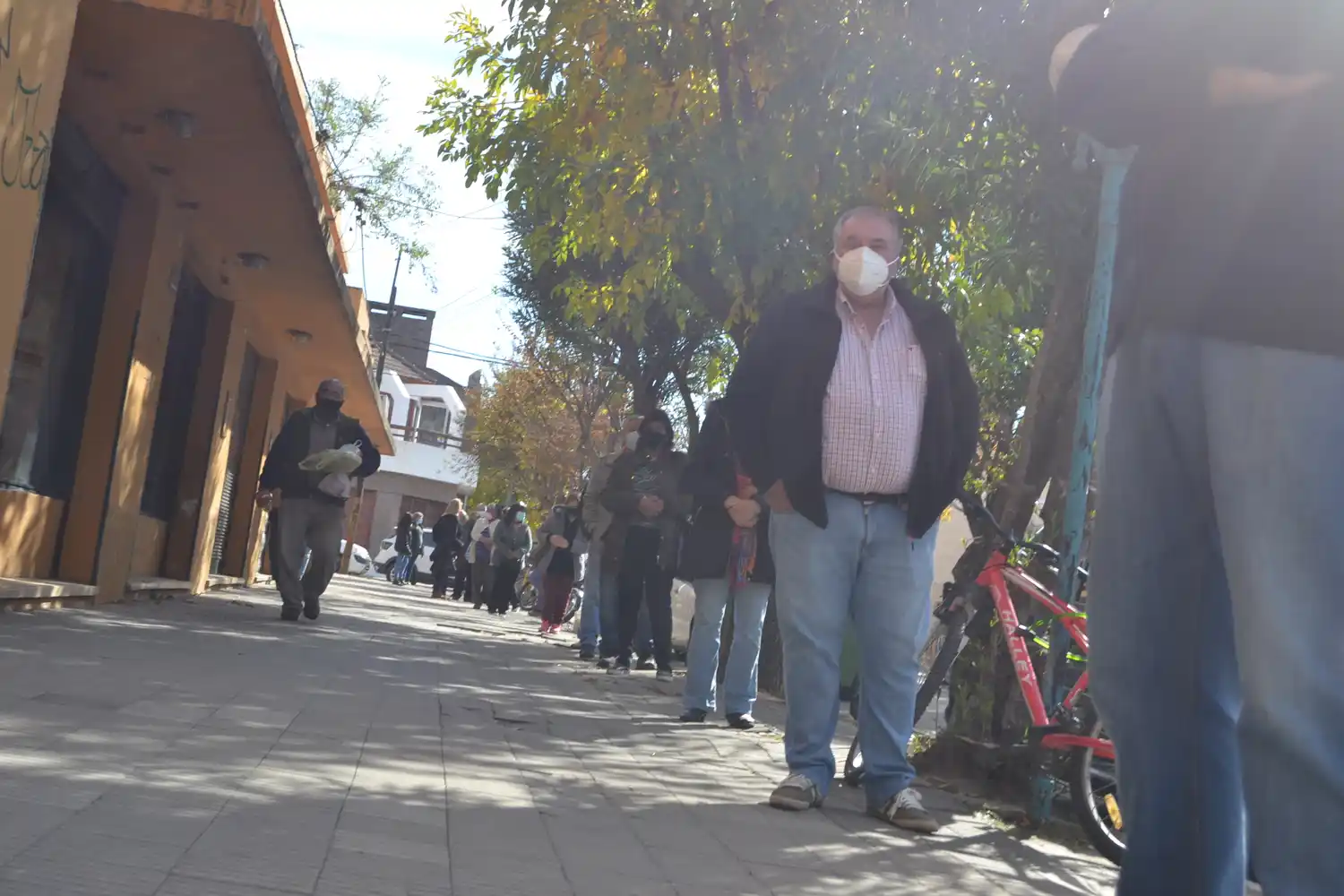 Covid: en el pico de casos, sigue la vacunación