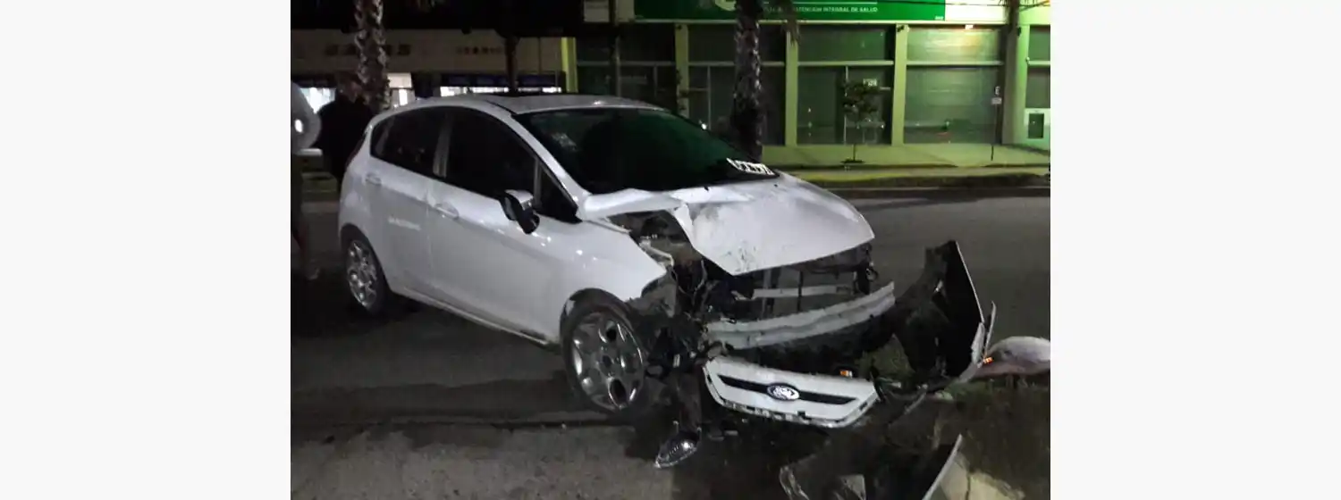 Un conductor borracho chocó contra una columna en Constitución