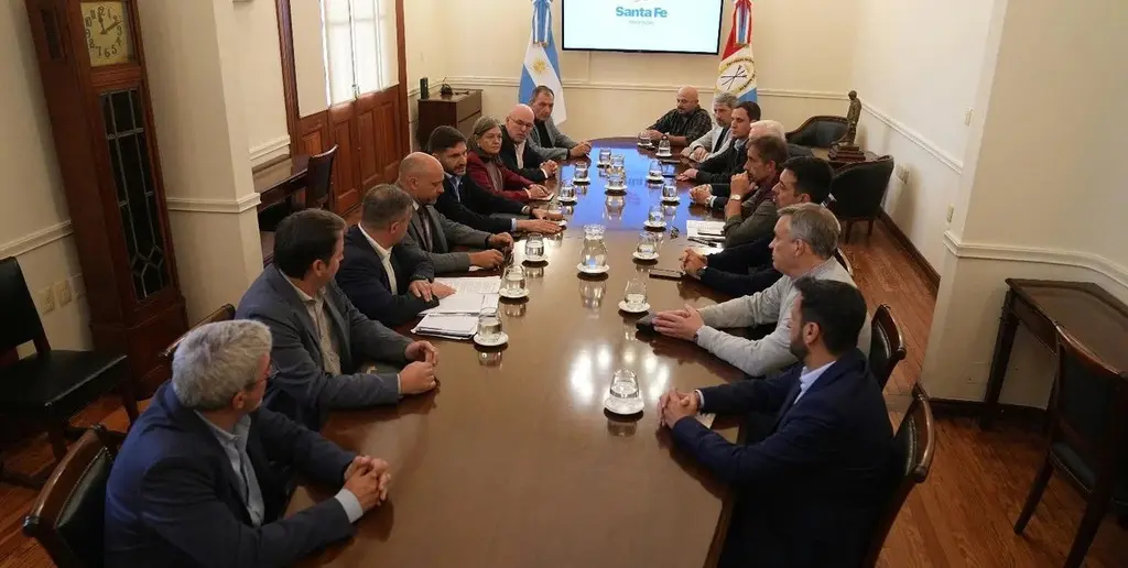 Pullaro con el ministro Puccini y funcionarios de la cartera recibieron a empresarios locales con la mira en el futuro de la terminal portuaria local.