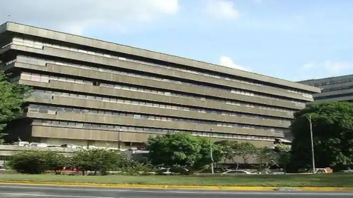 DE UN TIRO EN LA CABEZA: matan a trabajador que trató de evitar el robo en un autobús en Catia