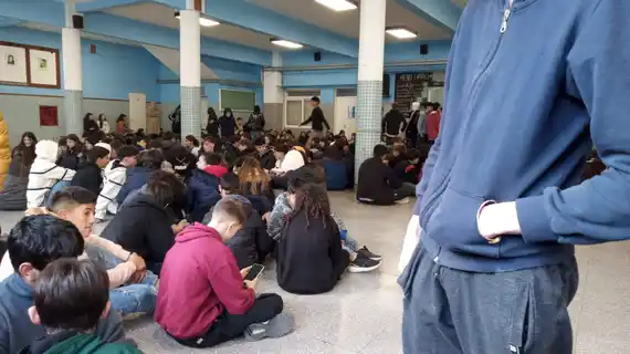 Los alumnos de la Técnica 2 realizaron una sentada por la ausencia de calefacción en el establecimiento