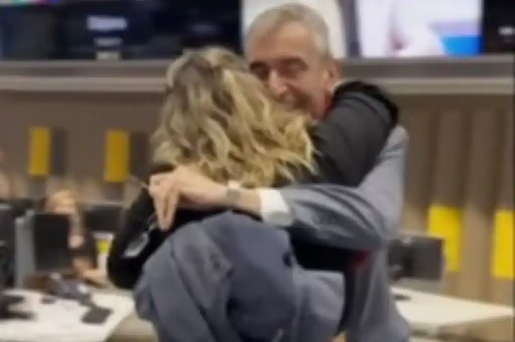 Ni bien llegó al estudio, Dominique Metzger, fue una de las primeras personas en acercarse para abrazarlo.