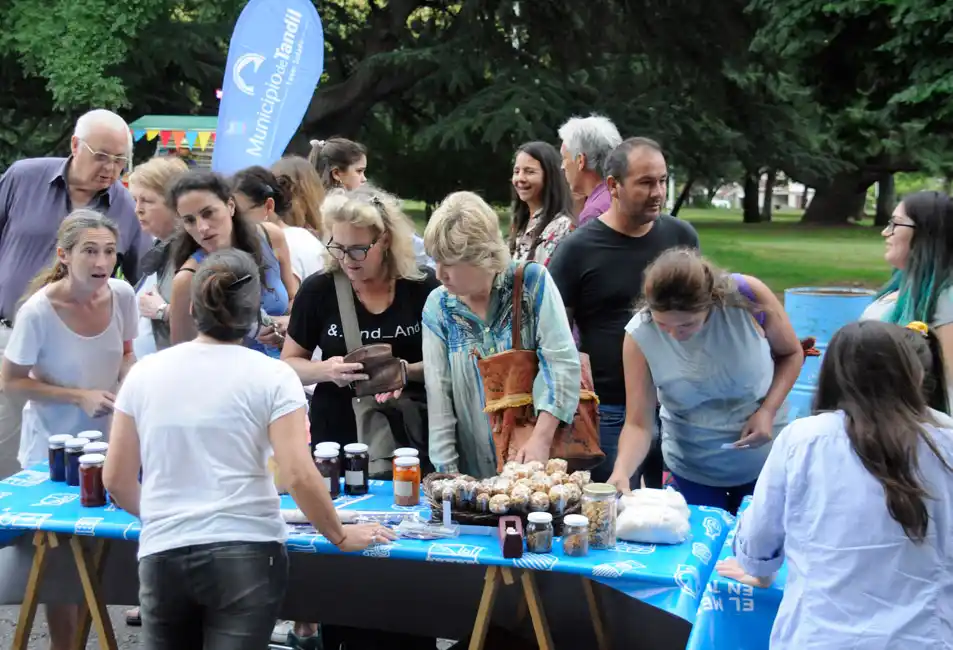 Con un buen marco de público, se desarrolló un encuentro de ferias en la Diagonal Illia
