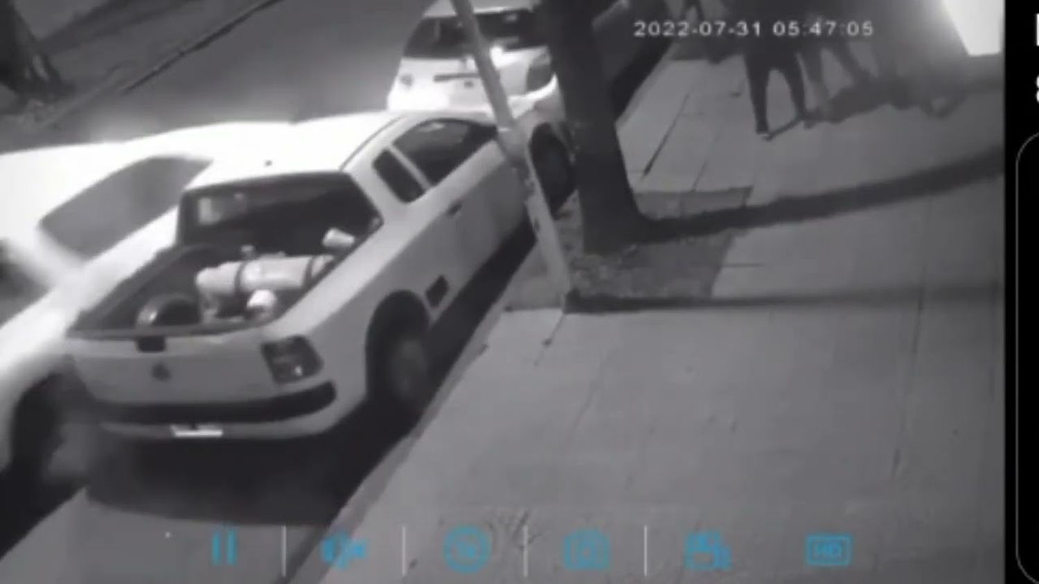 Buscan al conductor de una Toyota Hilux que chocó dos vehículos estacionados
