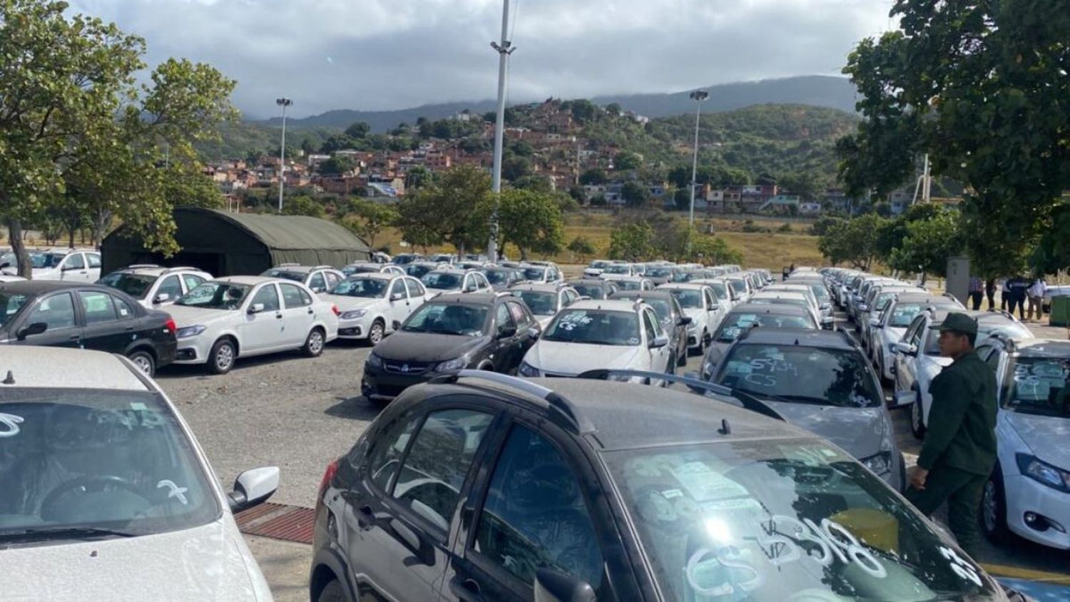 Llegan al puerto de La Guaira 2 mil carros iraníes y 100 tractores para «el pueblo»