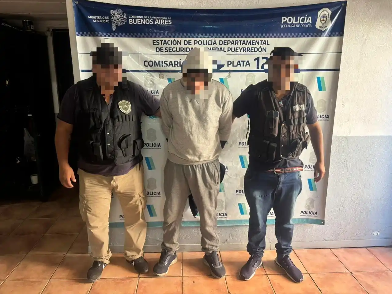 Según la denuncia, la víctima fue sorprendida por el hombre, que exhibió un arma tipo pistola y la amenazó, apuntando incluso hacia su hijo, para robarle la cartera con documentación y efectos personales antes de escapar.