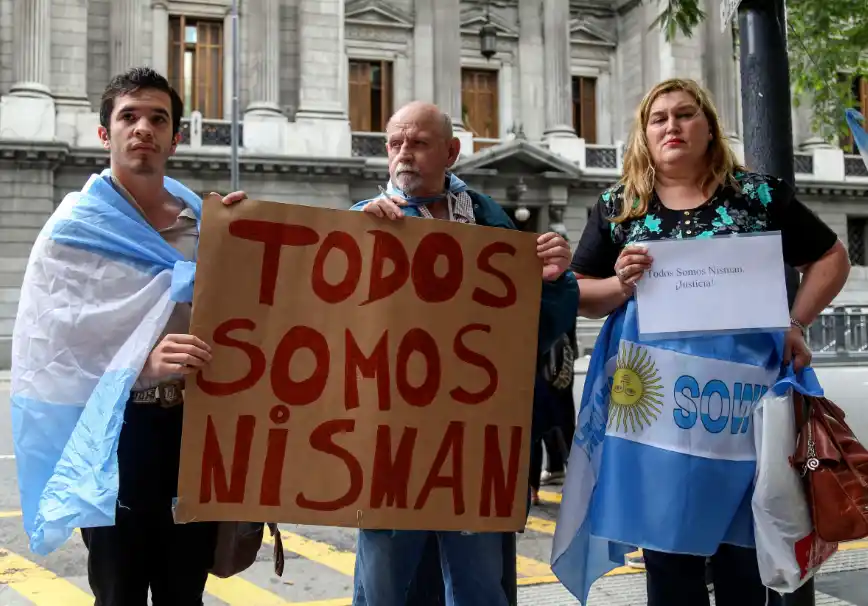 Ciudadanos sin banderias politicas reclaman esta tarde frente al congreso nacional, el esclarecimineto de la muerte del fallecido fiscal Alberto Nisman. FOTO: JUAN VARGAS-jlp