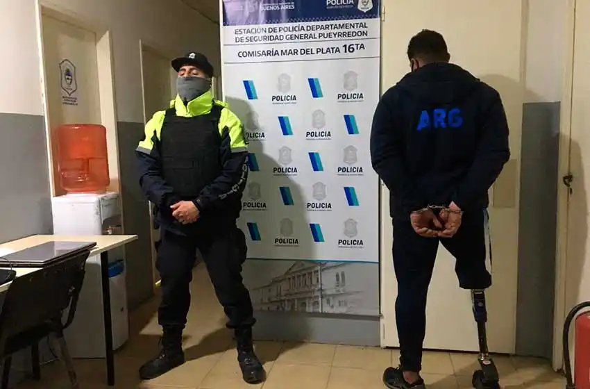 Tiene arresto domiciliario por un homicidio y andaba por la ciudad en una moto robada