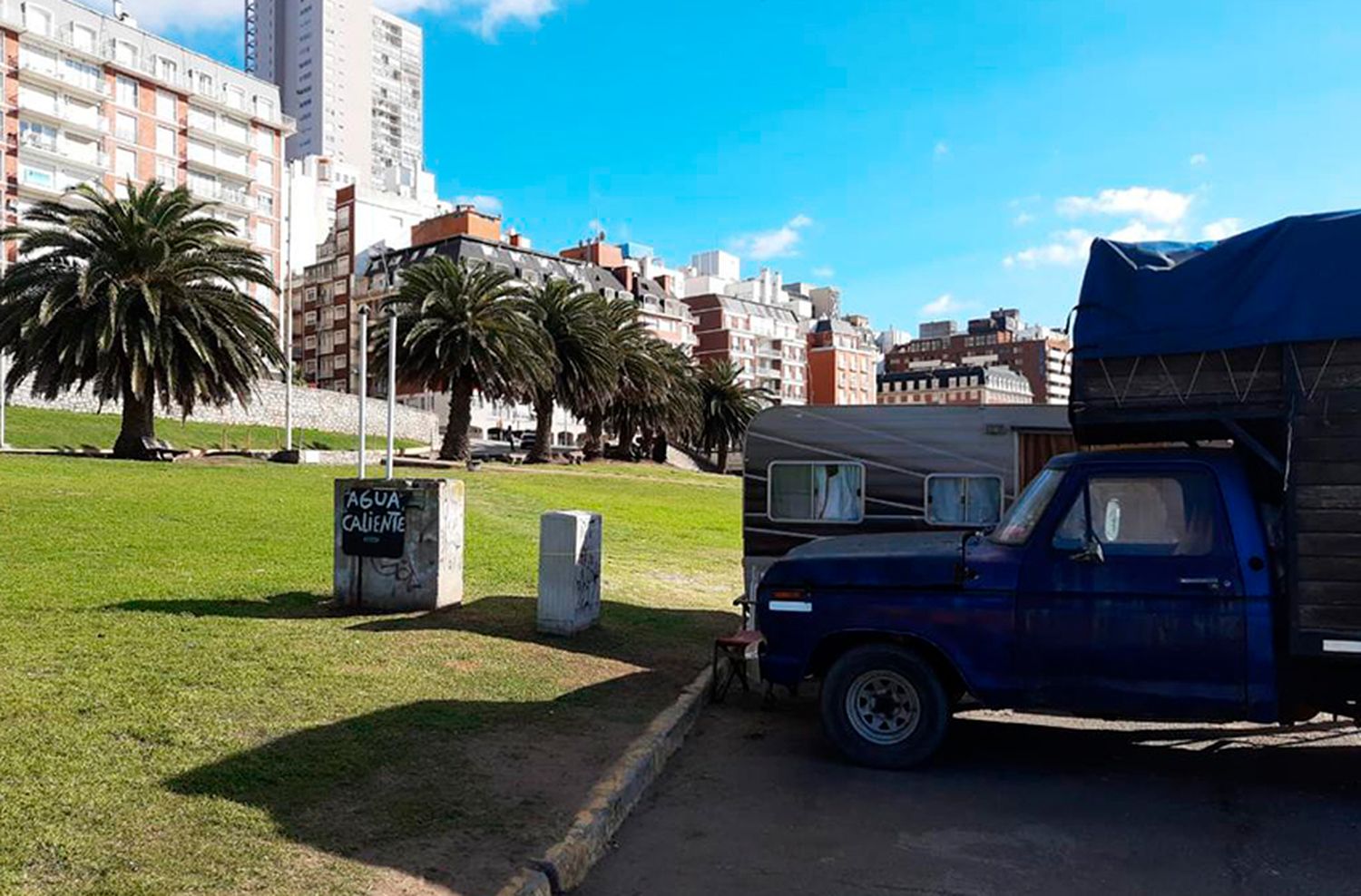 "Señor, despiértese": dormía en su camioneta a metros del mar