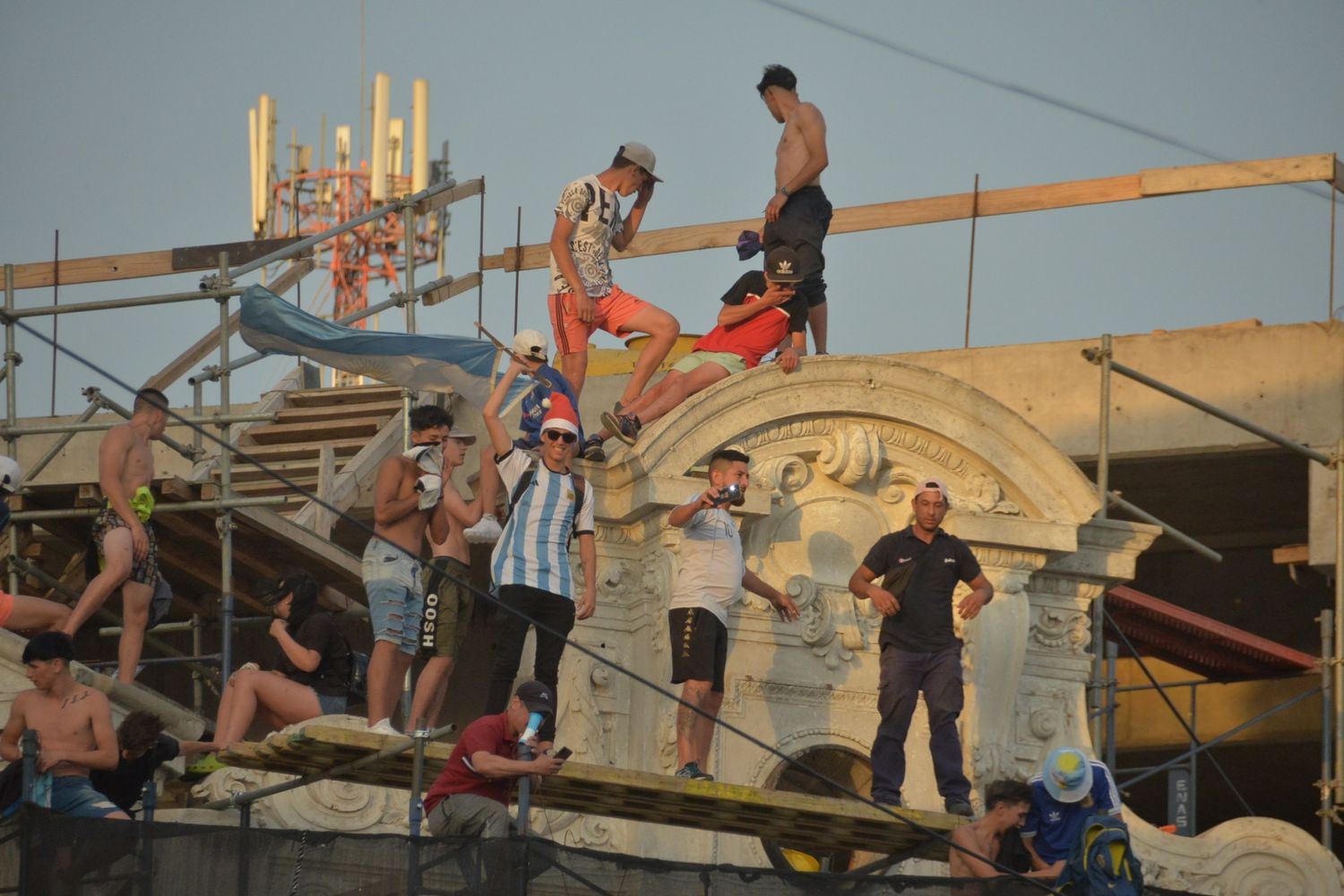 Los peligrosos festejos en el techo del Paseo del Banco.