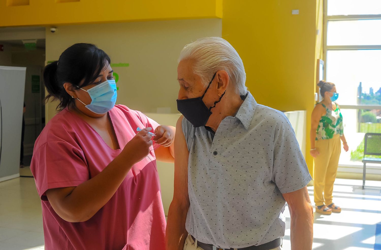 Esta semana comienzan a vacunar contra el Covid a mayores de 60 años