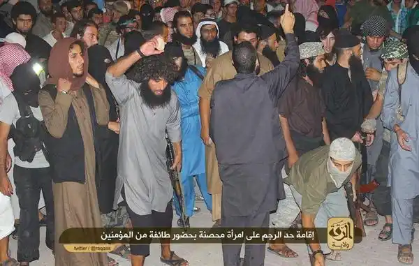 Por adulterio, terroristas del Estado Islámico lapidaron a una mujer en Siria 