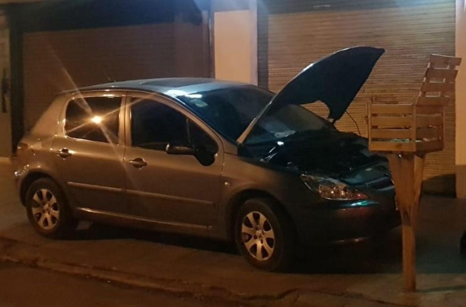 Robó la batería de un auto pero fue atrapado a las pocas cuadras