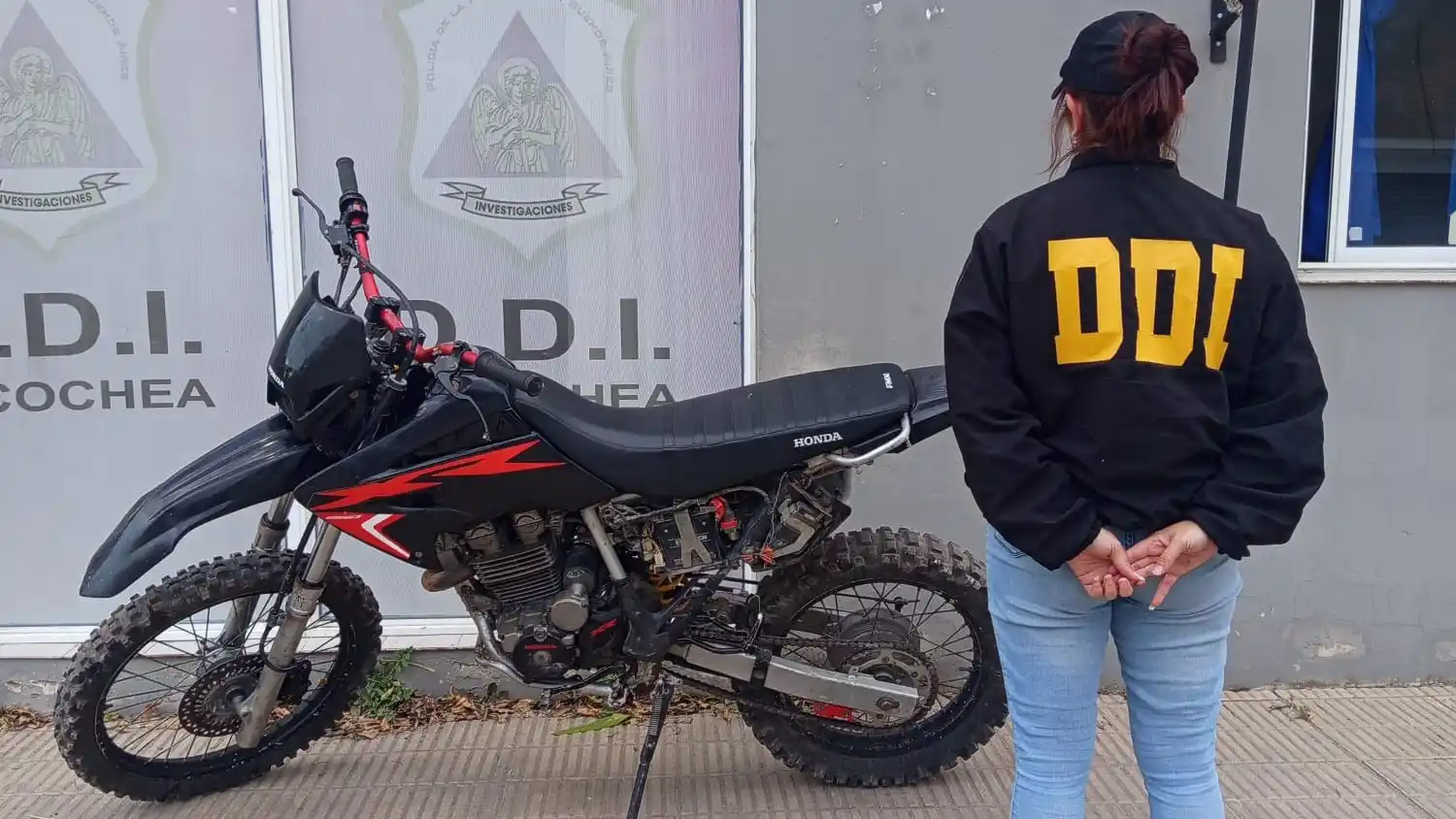 La DDI recuperó una moto y herramientas robadas de un taller mecánico: estaban ocultas bajo escombros