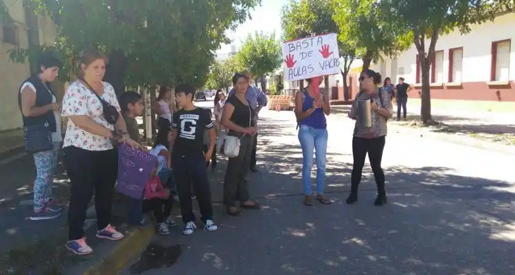 Escasa respuesta a la convocatoria a marchar contra las “aulas vacías” por el paro docente